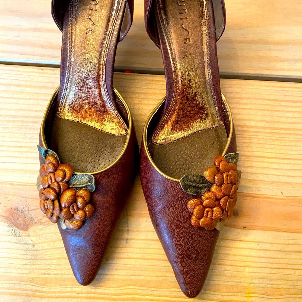 Unique brown kitten heels size 8